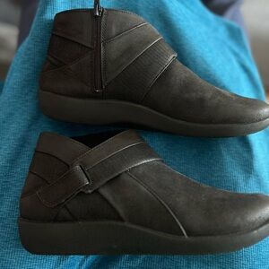 Cloudsteppers by Clarks Black Chukka Boots with Comfort Sole